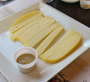 ウエストマールのチーズはマスタードをつけて